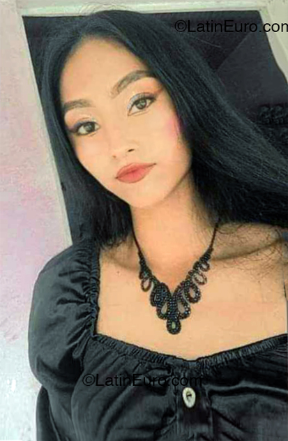 Date this foxy Mexico girl Elizabeth from Cancun MX2737