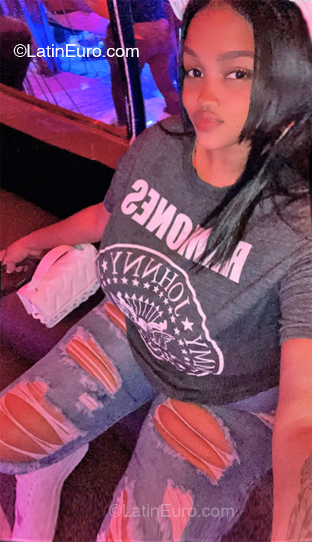 Date this voluptuous Dominican Republic girl Juleiny from Santo Domingo DO53720