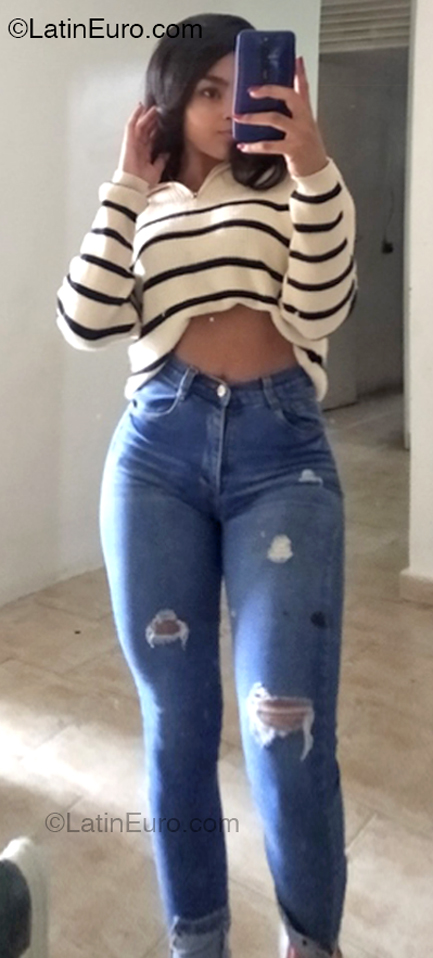 Date this happy Venezuela girl Ashly from Caracas VE5057