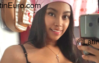 Date this pretty Colombia girl Dere from Bogota CO33193
