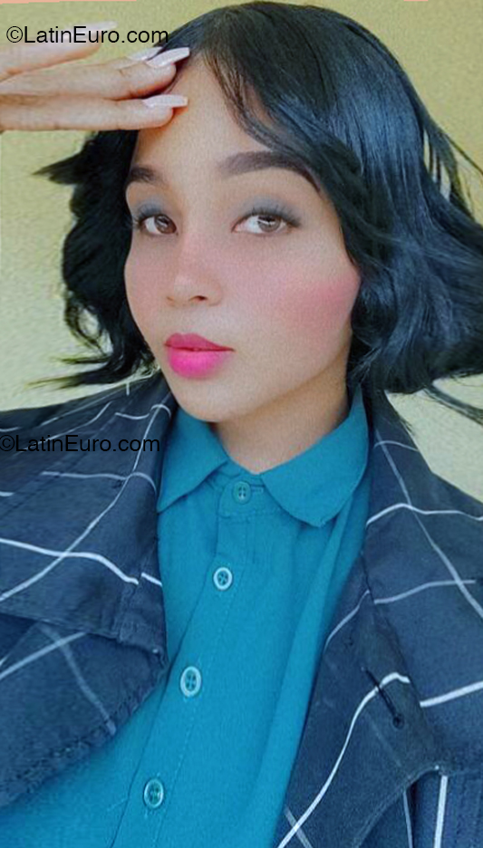 Date this sultry Dominican Republic girl Esmeralda from Santo Domingo Este DO54497