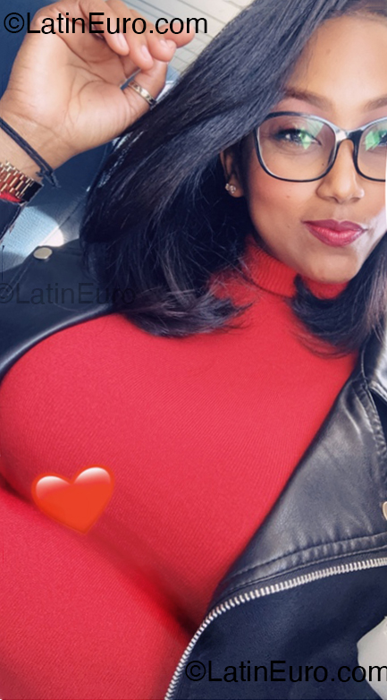 Date this foxy Italy girl Rosaly from Ischia IT434