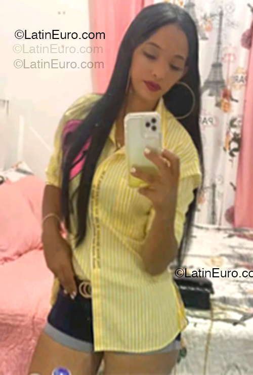 Date this nice looking Dominican Republic girl Alondra from Santo Domingo DO54669