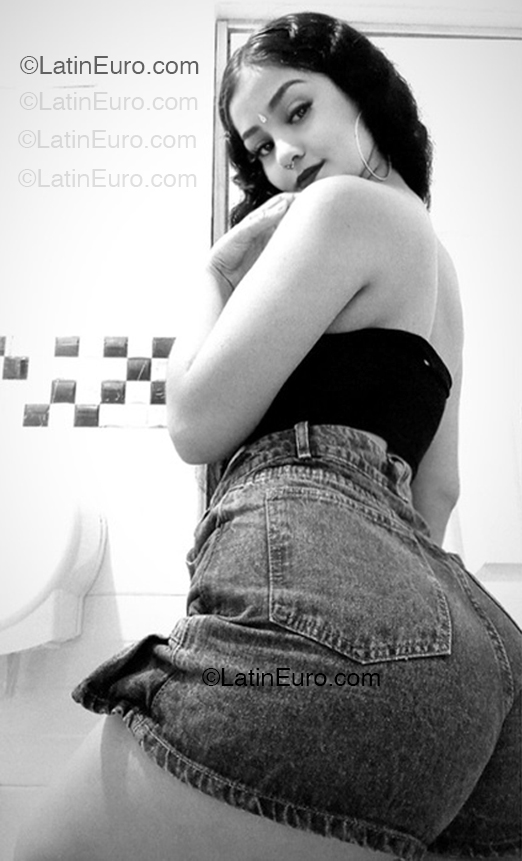 Date this georgeous Colombia girl Valentina from Bucaramanga CO33286