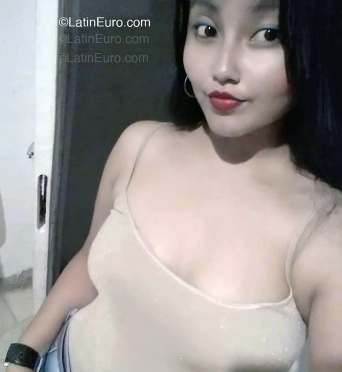 Date this beautiful Argentina girl Lorena from Buenos Aires AR993