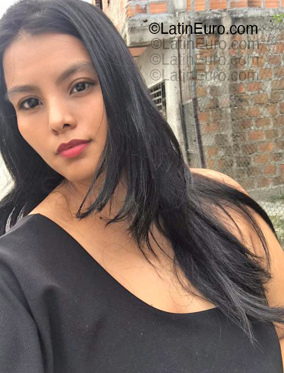 Date this foxy Colombia girl Daniela from Bogota CO33325