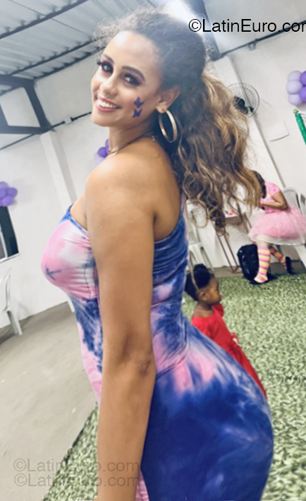Date this sensual Brazil girl Adriele from Salvador BR12358