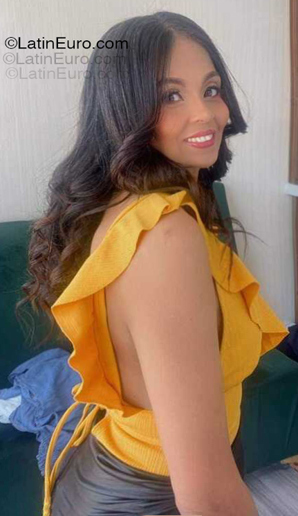 Date this happy Dominican Republic girl Taina from Santo Domingo DO56045