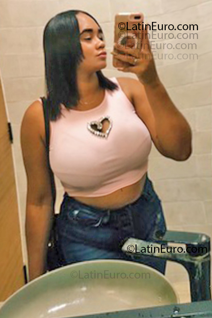 Date this attractive Dominican Republic girl Natacha from Punta Cana DO55199