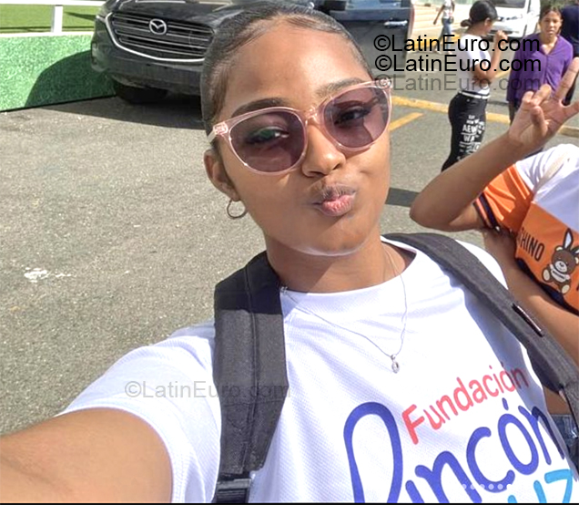 Date this charming Dominican Republic girl Nichel from Santo Domingo DO55343