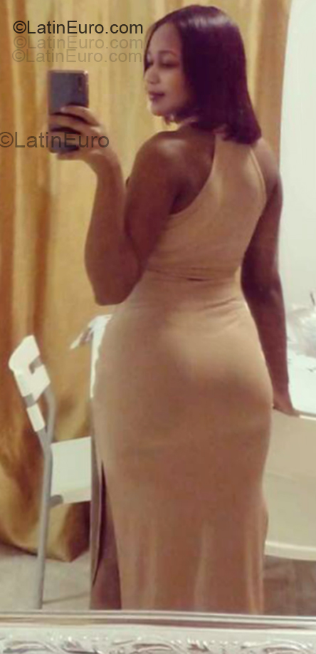 Date this happy United States girl Sonia from USA DO55351