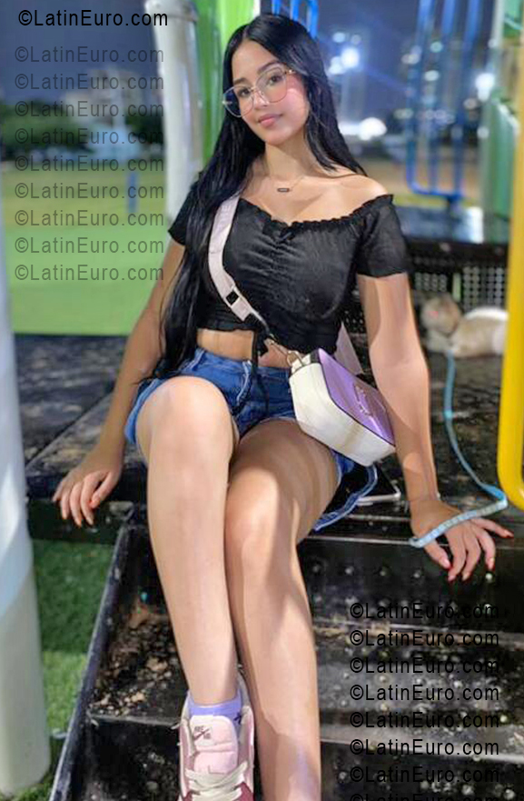 Date this attractive Colombia girl Albe from Medellin CO33518