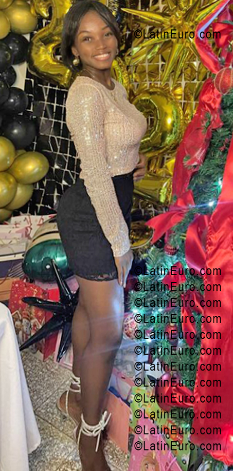 Date this sensual Dominican Republic girl Yenifer from Santo Domingo DO55564