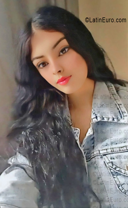 Date this delightful Venezuela girl Georgelis from Barcelona VE5381