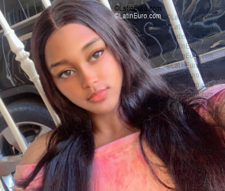 Date this hard body Dominican Republic girl Awii from Santiago DO55639