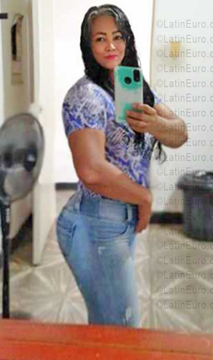 Date this nice looking Colombia girl Adriana from Cali CO33546