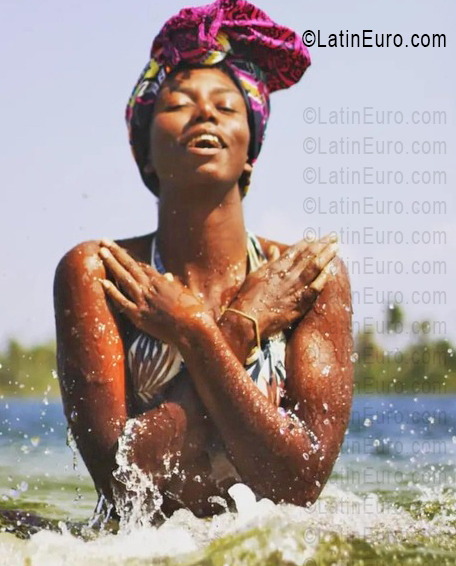 Date this attractive Brazil girl Sheila da silva from Amontada BR12401