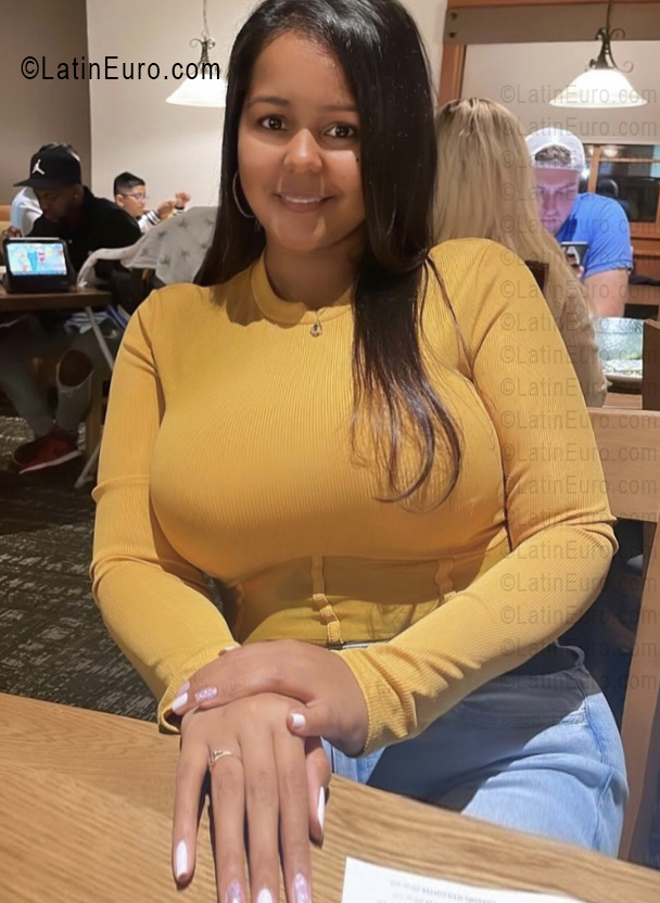 Date this exotic United States girl Lisbet from New York US25270