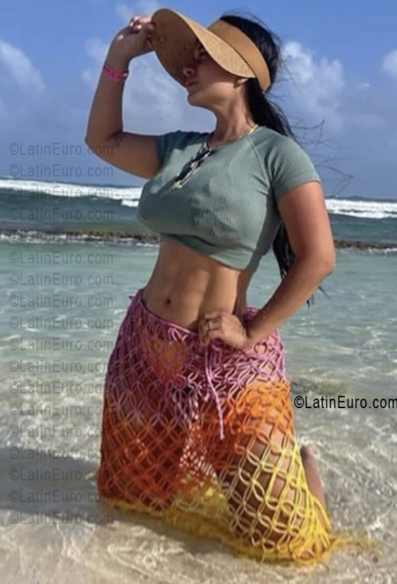 Date this voluptuous Colombia girl Lizeth from Cali CO33762