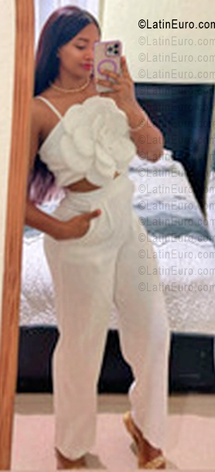 Date this nice looking Dominican Republic girl Karina from La Romana DO56301