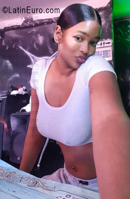 Date this nice looking Dominican Republic girl Ema from Santo Domingo DO56346