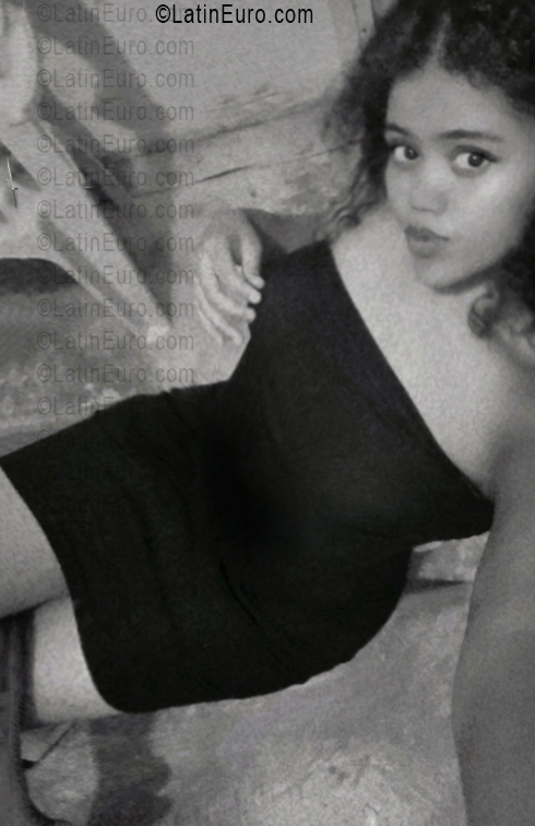 Date this sensual Dominican Republic girl Esme from La Altagracia DO56349