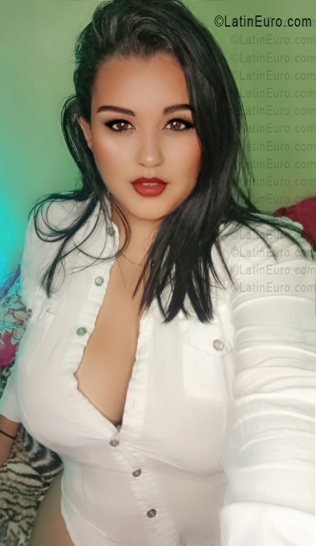 Date this voluptuous Venezuela girl Mari from San Antonio VE5643