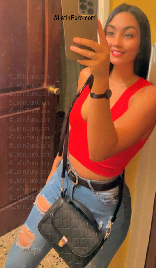 Date this foxy Dominican Republic girl Nicole from Santo Domingo DO56590