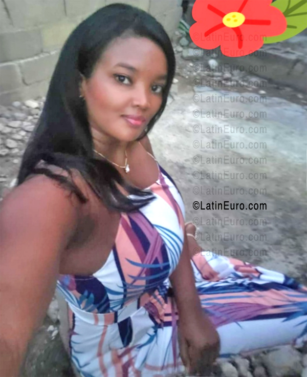 Date this hot Dominican Republic girl Valeryn from Santo Domingo DO56646
