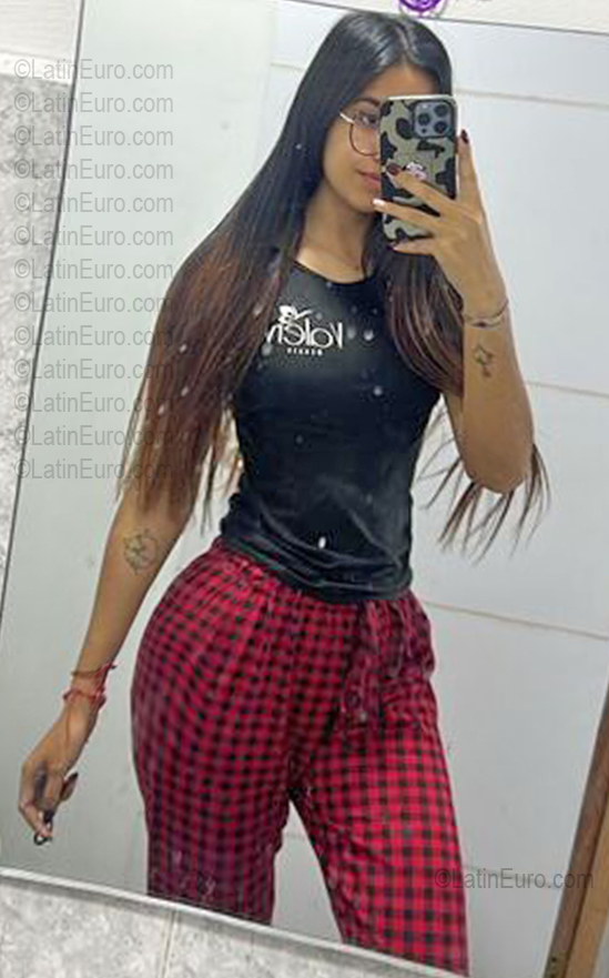 Date this hard body Venezuela girl Valery Andrea from Valencia VE5725