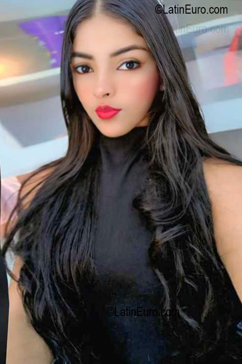 Date this cute Venezuela girl Aurora from Barcelona VE5729