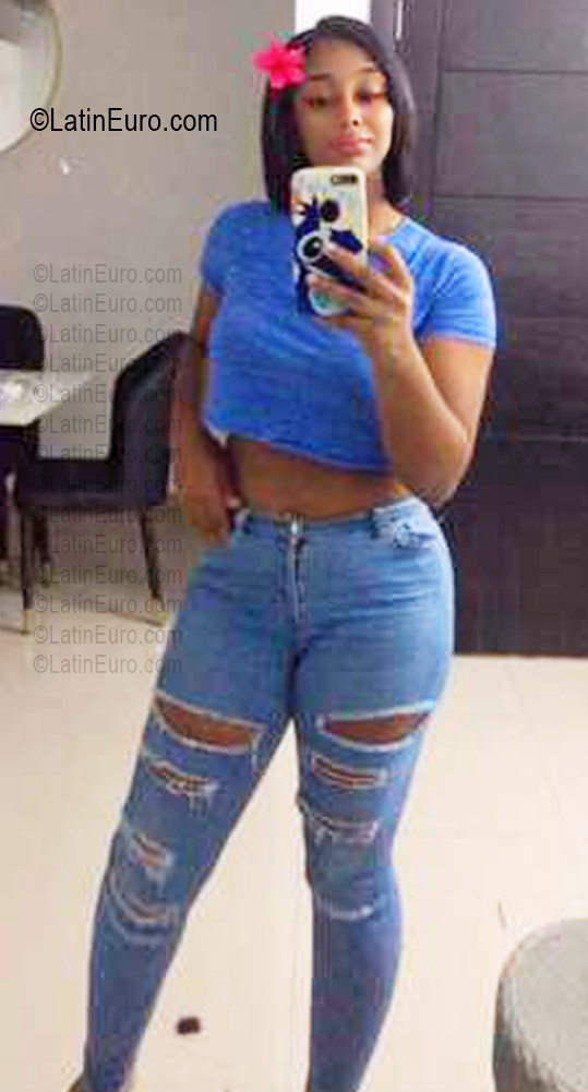 Date this sensual Dominican Republic girl Neroles from Santo Domingo DO56896