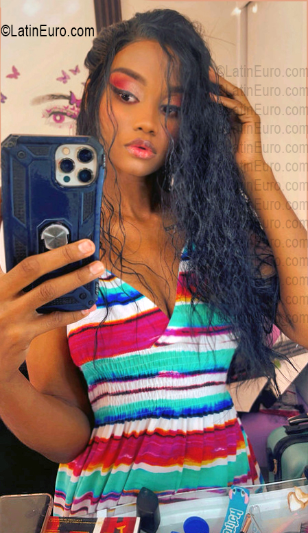 Date this lovely Dominican Republic girl Roxy from Barahona DO56911