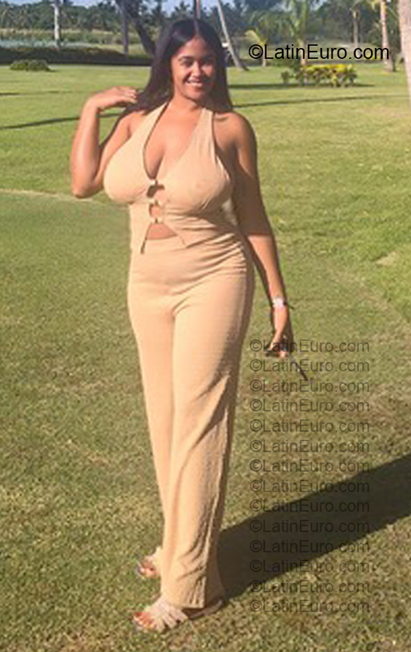 Date this stunning Dominican Republic girl Paola from Santo Domingo DO57010